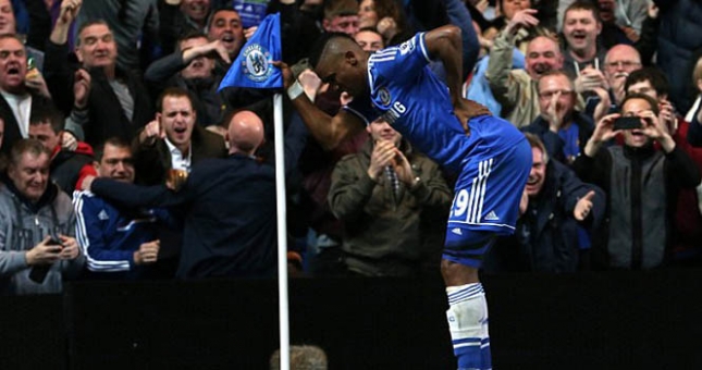 Eto'o ăn mừng kiểu 'ông già' để đá xoáy Mourinho